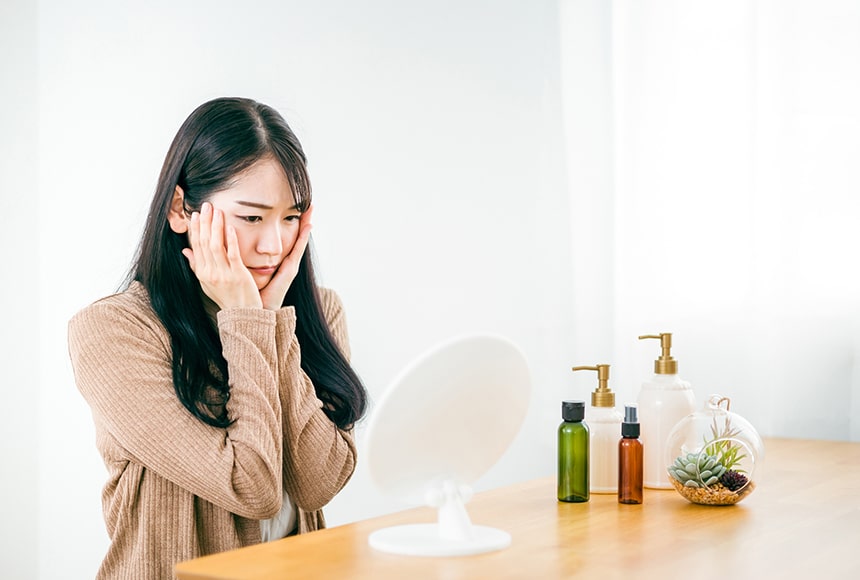 
          
            肌荒れの時の化粧水は？再び肌トラブルで悩まないお手入れ方法とは
          
        